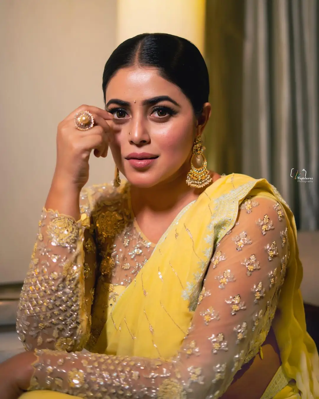 Indian Tv Actress Shamna Kasim Pics in Yellow Saree